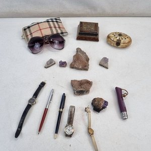 L 469 - Varias Piezas - Lote variado con cristales de amatista y objetos coleccionables, incluyendo gafas de sol, relojes y lapiceras - imagen 1