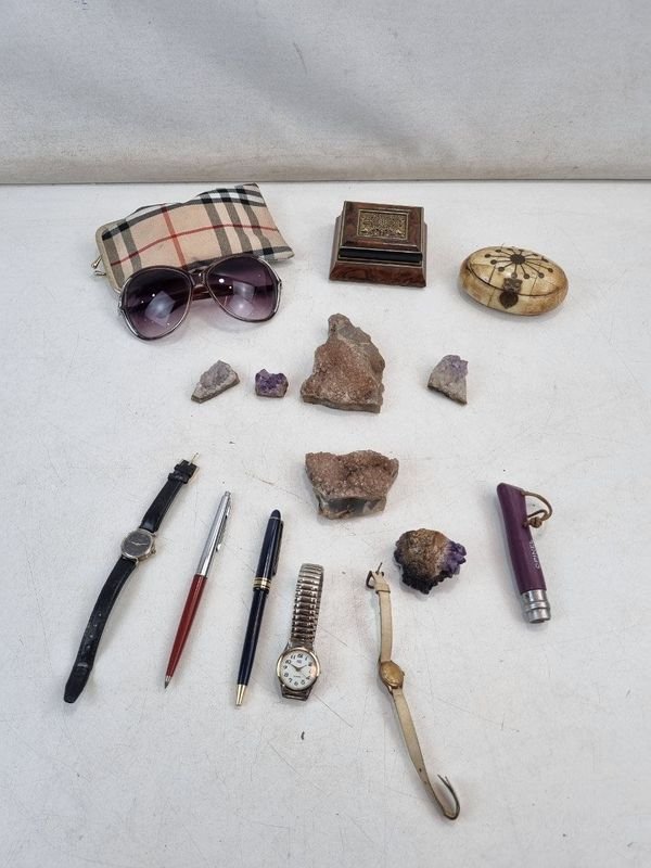 L 469 - Varias Piezas - Lote variado con cristales de amatista y objetos coleccionables, incluyendo gafas de sol, relojes y lapiceras