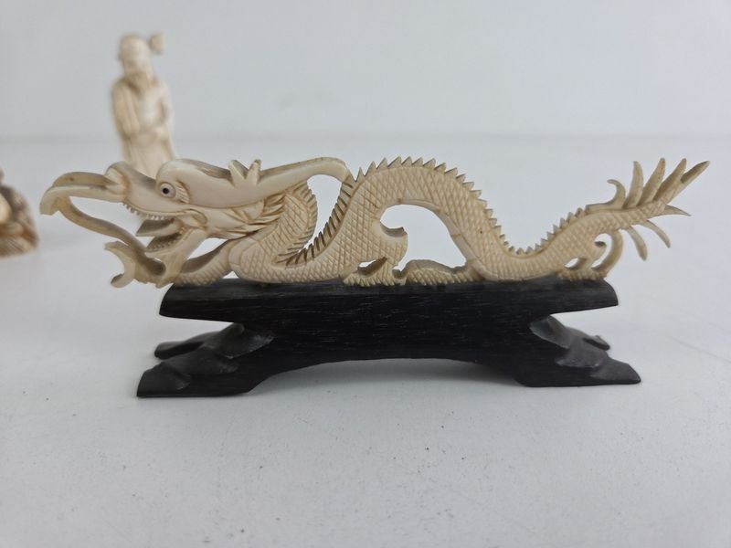 Colección de Figuritas de Marfil con Detalles Intricados - imagen 2