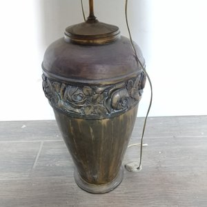 Lámpara de Bronce Tallada con Pantalla y Dos Luces - imagen 3