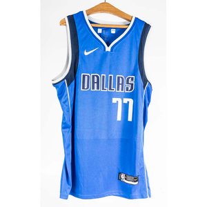 Lote anterior: Camiseta de Básquetbol Dallas 77 Luka Dončić Talle XXL