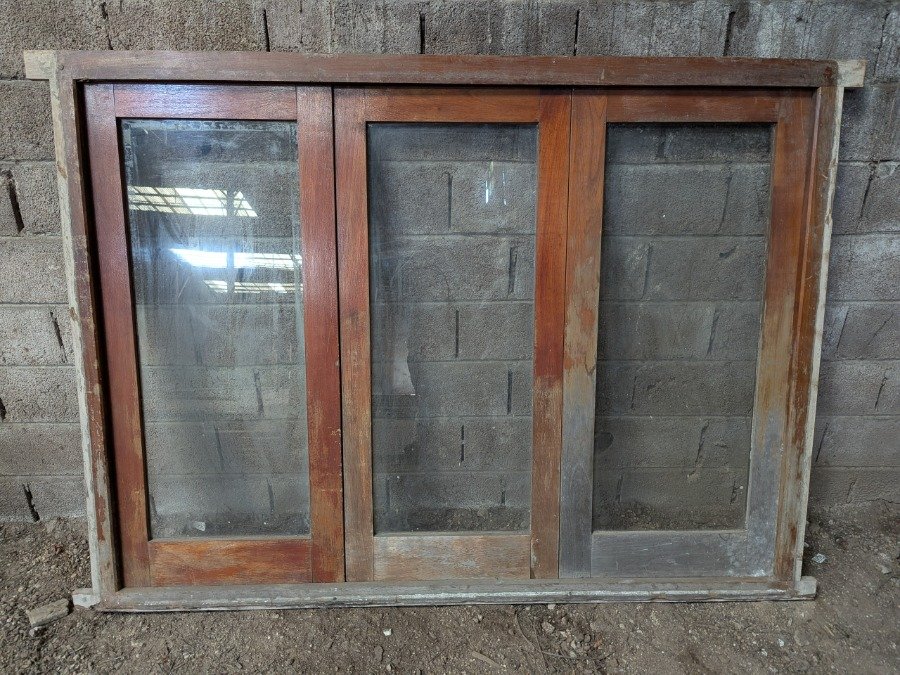 Ventana de madera con tres hojas batientes y marco - imagen 6