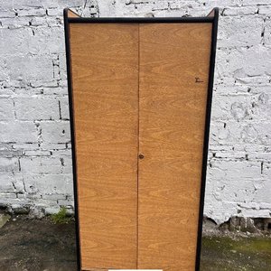 Mueble de dos puertas con estantes - imagen 2