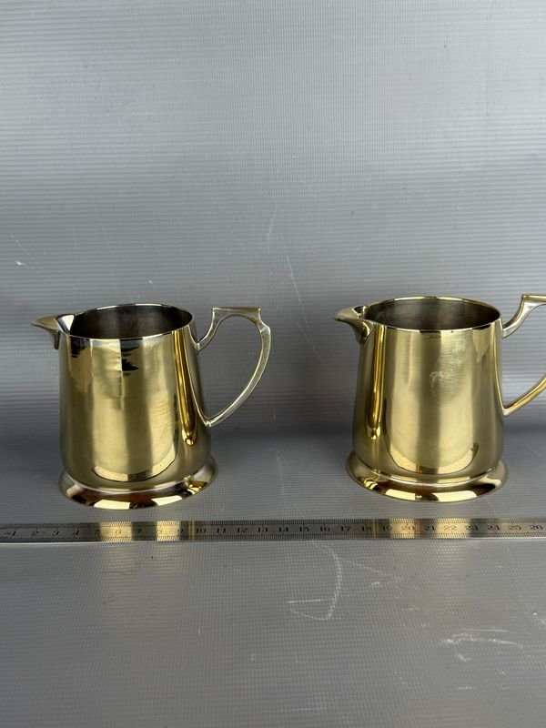 Par de Jarras Metálicas Bañadas Volf Colección Sheffield
