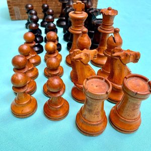 Espectacular juego de ajedrez antiguo con sus piezas realizadas en madera laqueada. Completo con sus 32 piezas. - imagen 5