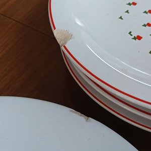 Juego de Cerámica: Platos Blancos y Tazas con Diseño - imagen 9