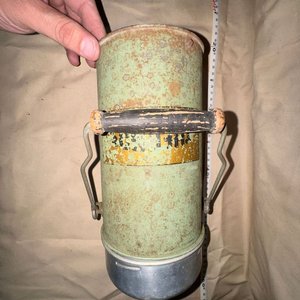 Lote siguiente: Antiguo Termo Militar Portátil Segunda Guerra Mundial, Verde Metálico