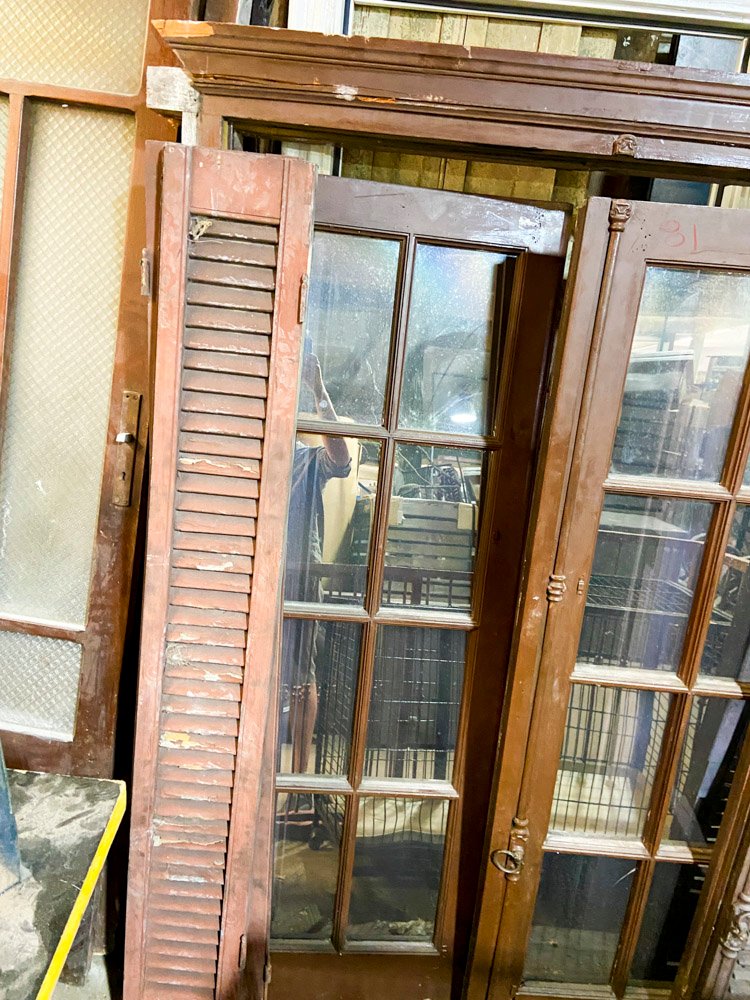 Ventana de madera con postigo y detalles - imagen 2