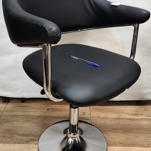 Butaca Giratoria Tapizada Eco Cuero Negro con Estructura Cromada - imagen 1