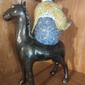 Figura de Porcelana China: Dios de la Longevidad a Caballo - imagen 3