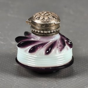 Lote anterior: Antiguo Perfumero Francés de Viaje en Cristal Opalino con Detalles Violeta y Tapa de Plata Sellada
