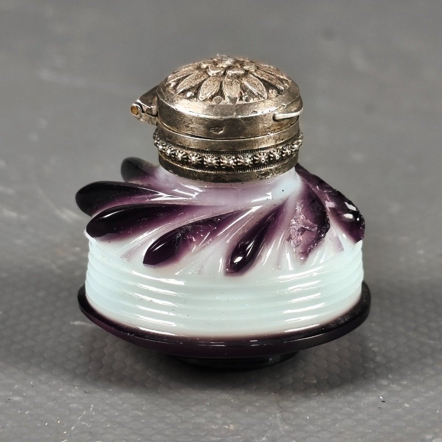 Antiguo Perfumero Francés de Viaje en Cristal Opalino con Detalles Violeta y Tapa de Plata Sellada