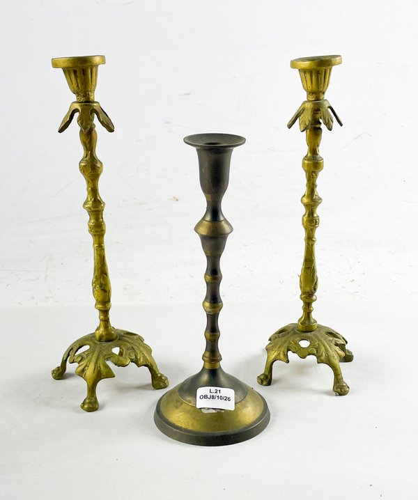 Tres Candeleros de Bronce con Diseños Florales - imagen 1