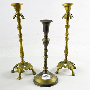 Lote siguiente: Tres candeleros en bronce diferentes de 19 y 24 cm