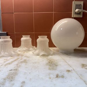Lote de 3 Pantallas de Vidrio Estriadas y 1 Esfera Blanca Opaca - imagen 9