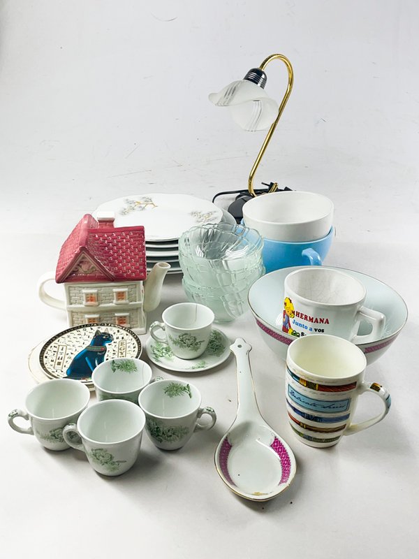 Lotes de platos llanos, lámpara de sobremesa y tazas - imagen 1