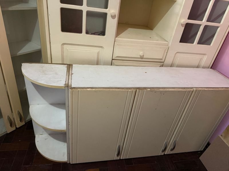 Mueble Aéreo de Cocina Blanco con Estantes Abiertos y Módulos Cerrados