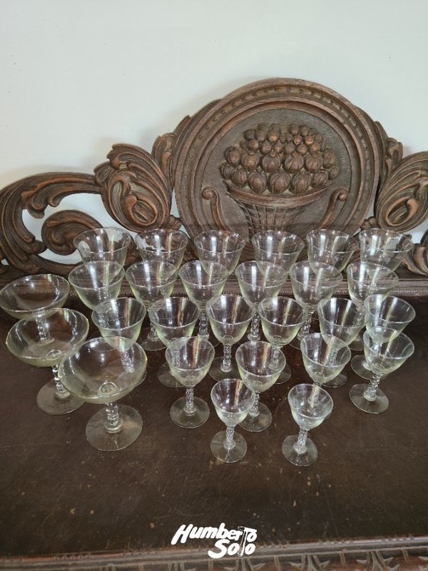 Juego de Copas de Cristal con Pie Trabajado y Detalles en Relieve - imagen 1