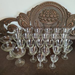 Lote siguiente: Juego de Copas de Cristal con Pie Trabajado y Detalles en Relieve