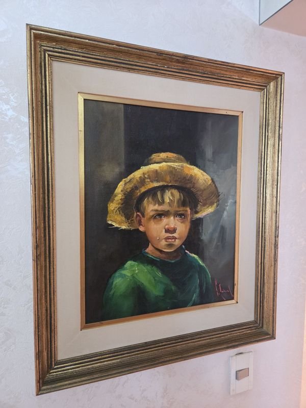 Lote siguiente: Óleo firmado J. Cabral, pintura de un joven con gorra y camisa verde