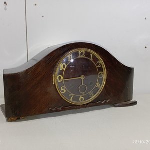 Lote siguiente: Antiguo Reloj de Mesa con Péndulo y Caja de Madera