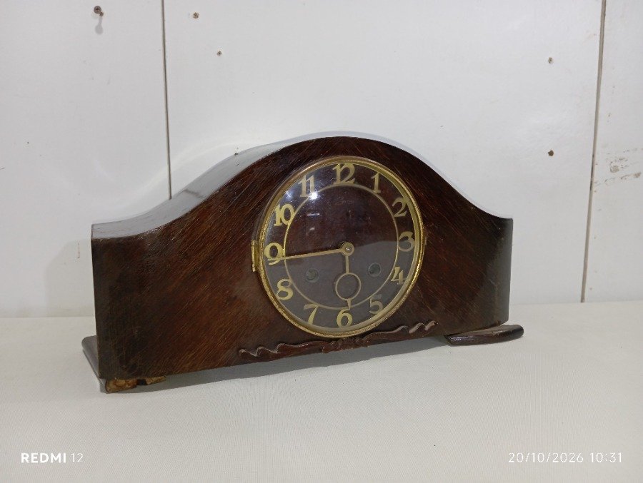 Antiguo Reloj de Mesa con Péndulo y Caja de Madera