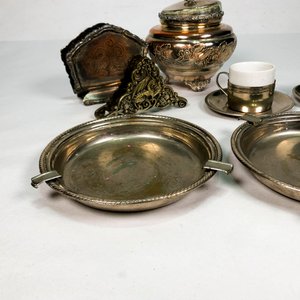 Lote de Metal Vintage: Servilletero, Azucarero, Pocillos y Bandejas - imagen 3
