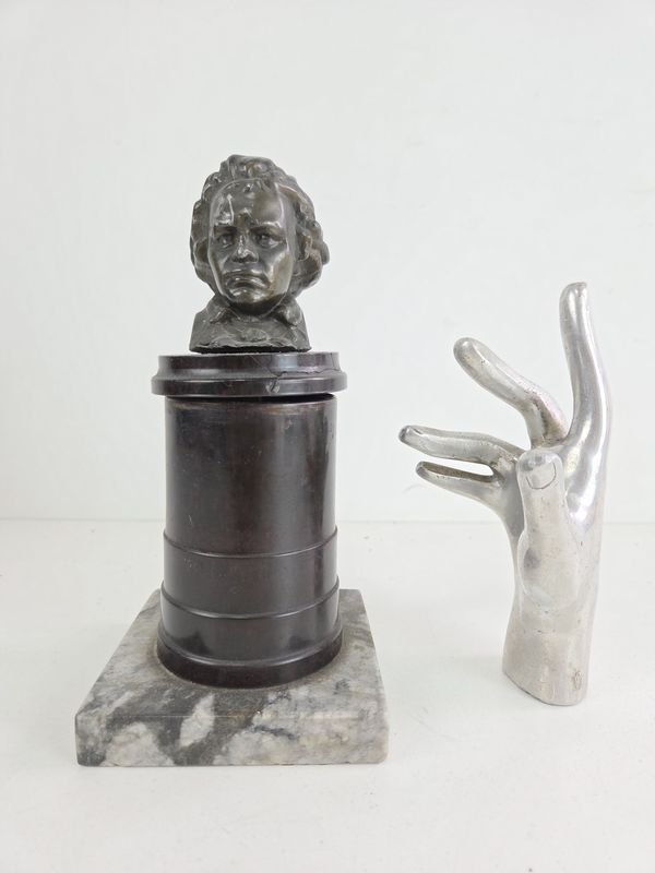 Lote siguiente: Antigua cigarrera sobre base de marmol con el rostro en petit bronce de Bethoven