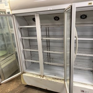 Botellero Refrigerado Aucma Tres Puertas Vidriadas con Ruedas - imagen 3