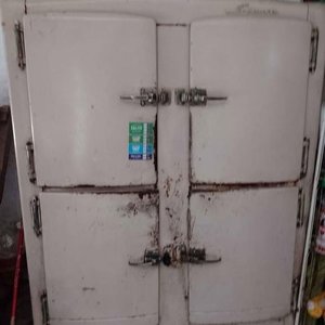 Lote siguiente: Heladera Antigua Siam 4 Puertas con Herrajes de Bronce