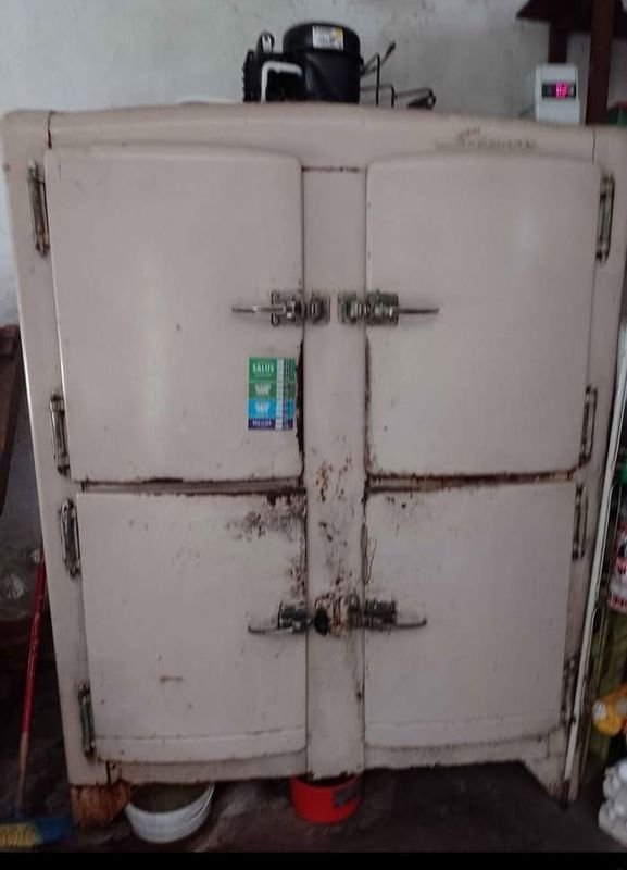Heladera Antigua Siam 4 Puertas con Herrajes de Bronce
