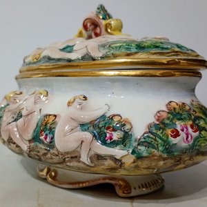 Alhajero de Porcelana Capodimonte con Querubines y Detalles Dorados - imagen 4