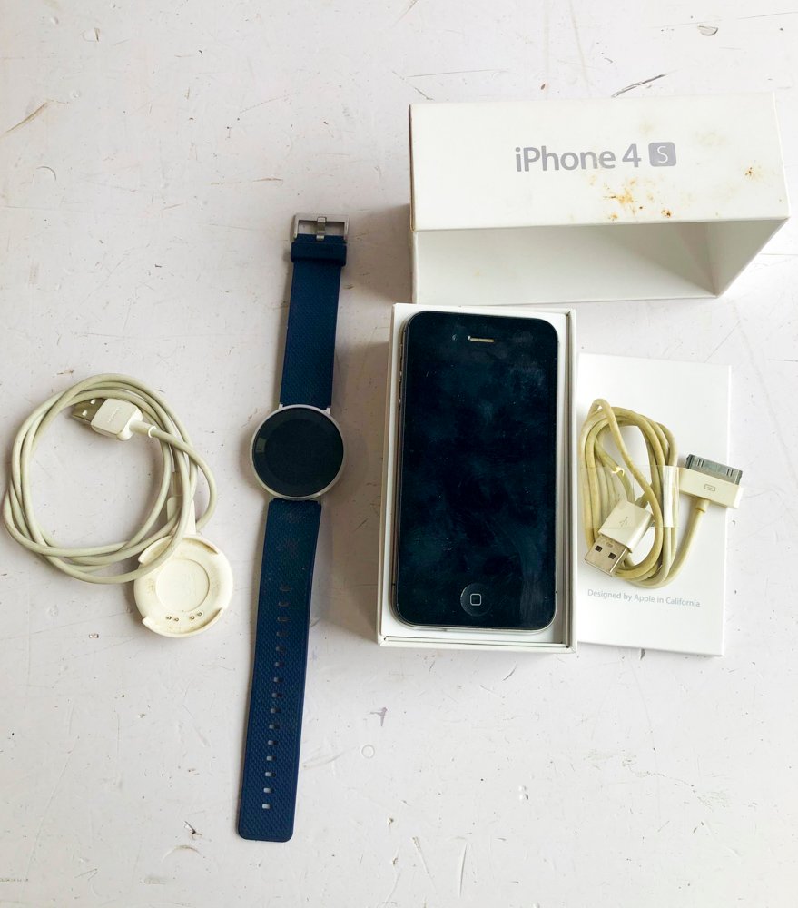 Reloj Digital con Cargador y iPhone 4S con Cable y Caja