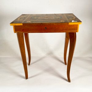 Antiguo Costurero Musical de Madera con Tapa Abatible y Detalle Decorativo - imagen 2