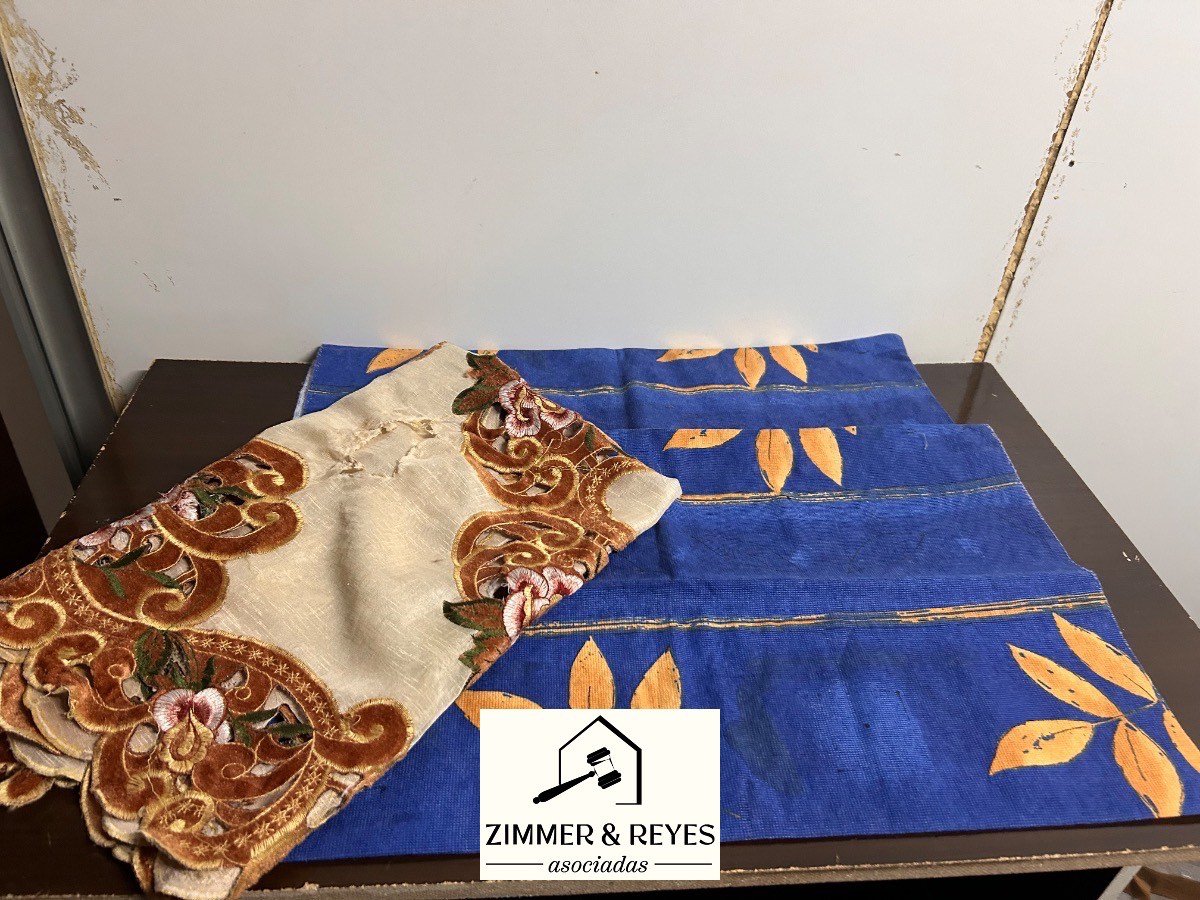 Dos Fundas de Almohadones y Mantelito con Bordados y Estampado Floral