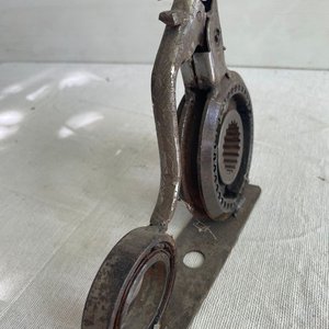 Escultura Moderna de Hierro Reciclado - imagen 2