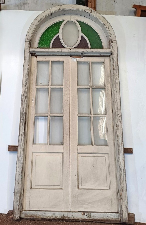 Lote siguiente: Puerta de madera con ventanas y marco