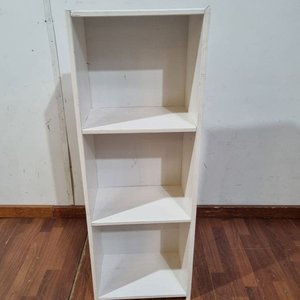 Lote siguiente: L 508 - Estantería auxiliar en madera clara con tres estantes, ideal para organizar espacios reducidos (Medidas 38x23x106cm)