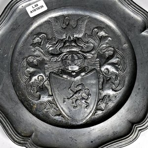 Plato de Peltre Decorativo con Escudo y Sello - imagen 3
