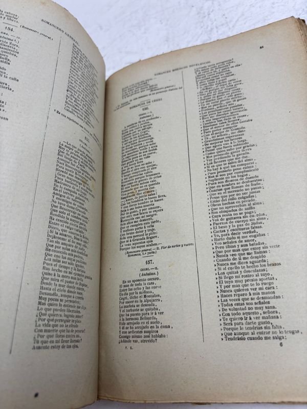 Libros antiguos de autores españoles con esculturas en mano y dedo - imagen 5
