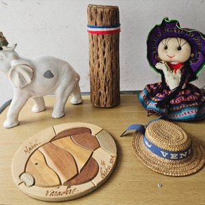 Adornos Coleccionables: Elefante Blanco, Muñeca Típica y Sombrero - imagen 2