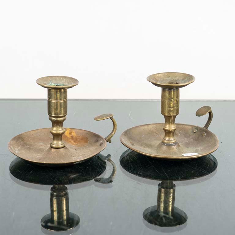 Lote siguiente: Palmatorias de bronce con diseño antiguo