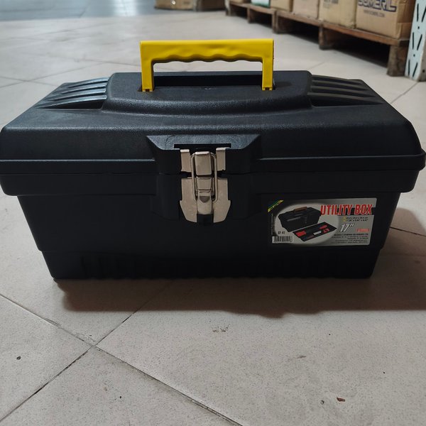 Caja de Herramientas Negra con Manija Amarilla y Cierre Metálico - imagen 1