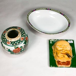 Lote de 3 piezas decorativas: Placa de yeso esmaltado, centro de porcelana y florero floral - imagen 2