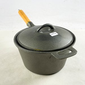 Lote siguiente: Olla de Hierro Fundido con Tapa y Asa de Madera