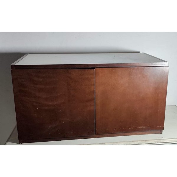 Mueble de madera con dos puertas y estante interior