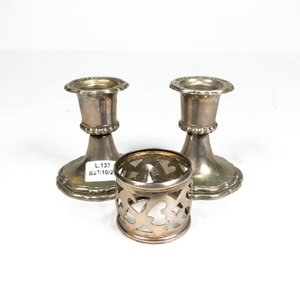Juego de 3 Piezas: Dos Candeleros Metálicos y un Servilletero Enchapado - imagen 1