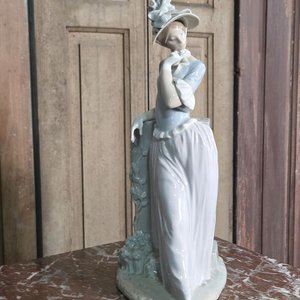 Figura de Porcelana Lladró Dama Elegante con Sombrero y Vestido Celeste - imagen 2