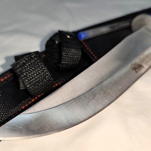 Cuchillo SIBIRYA COMPANY de Acero con Hoja Grabada y Empuñadura con Relieves, Incluye Funda - imagen 3
