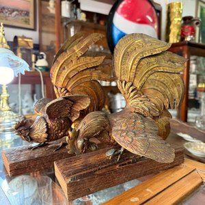 Pareja de Gallos Decorativos en Bronce con Bases de Madera Antigua - imagen 8